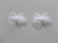 Chiffonschleife mit Perlenherz Nr. 80342, Farbe weiß, Größe ca. 5,5 x 5,5 cm