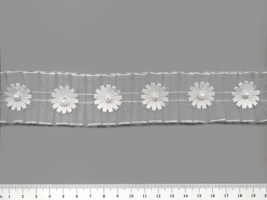 Plissee-Organzaband G2051-1 in weiß mit Satin-Blumen und Perlen