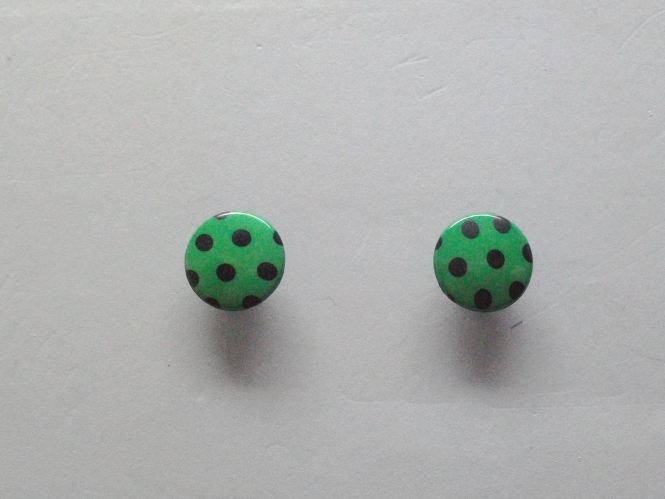 Knopf mit schwarzen Punkten Nr. 6089-24-7, Farbe 7 grün/schwarz