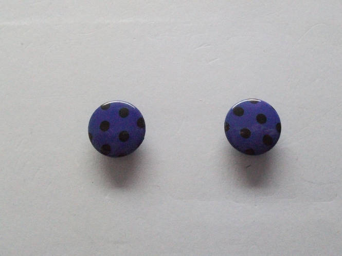 Knopf mit schwarzen Punkten Nr. 6089-28-8, Farbe 8 dunkellila/schwarz